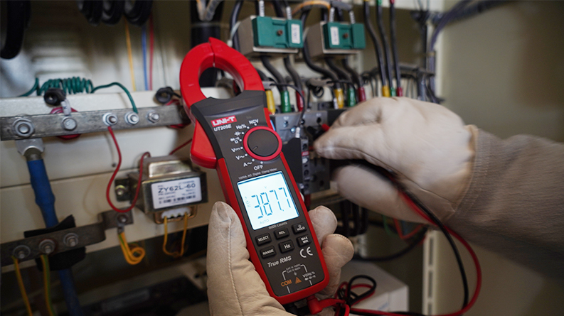 Ứng dụng đo điện áp ampe kìm UNI-T UT207B